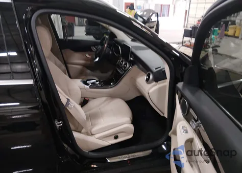 2016 Mercedes-Benz Glc 300 z USA, uszkodzony, nr VIN WDC0G4JB1GF090859